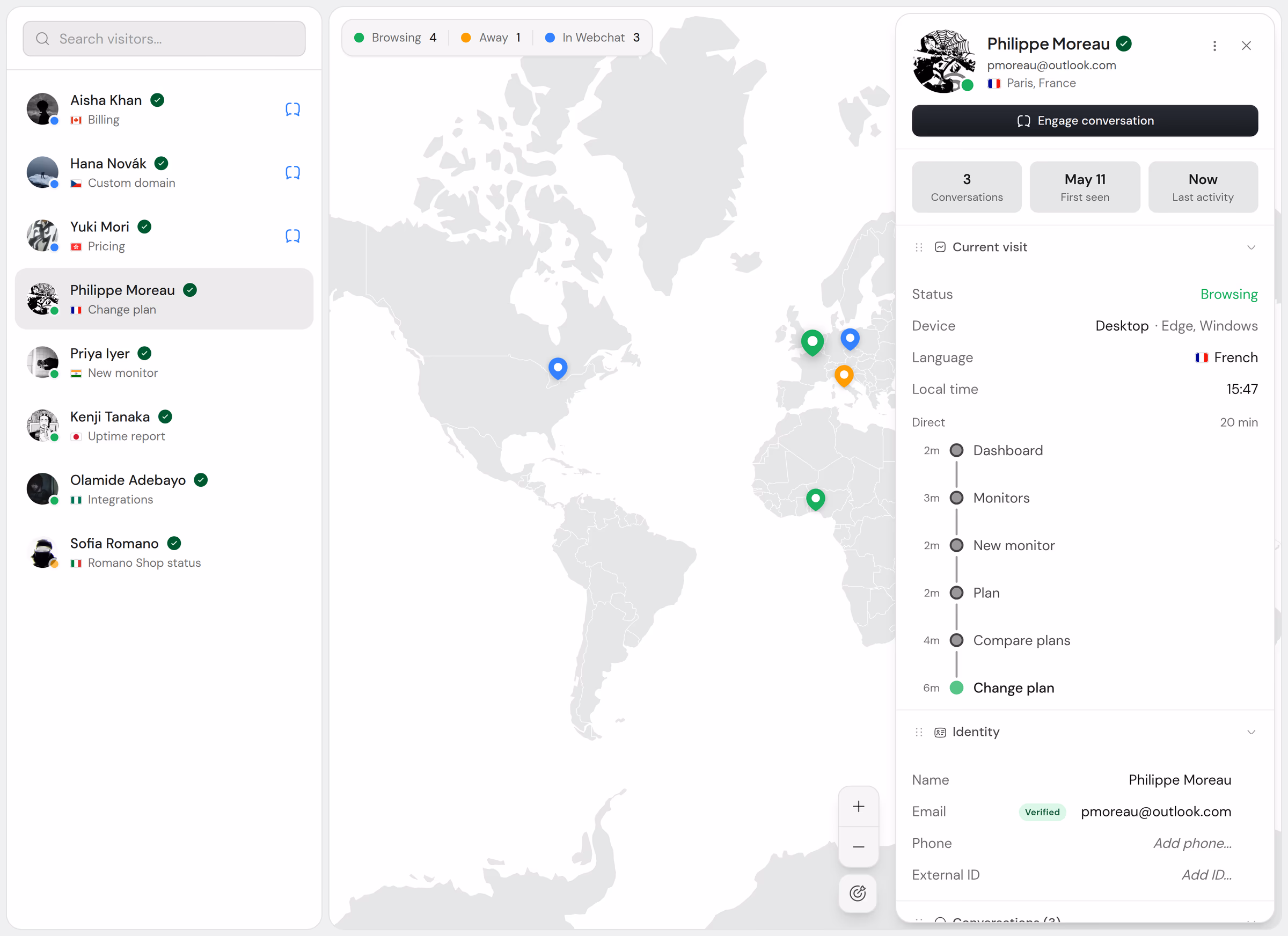 Live: otto visitatori sul sito con la pagina che ognuno ha aperto, una mappa del mondo con la loro posizione e la scheda di un visitatore a Parigi sulla pagina Change plan, con l’ora locale, il browser e le sei pagine della visita.