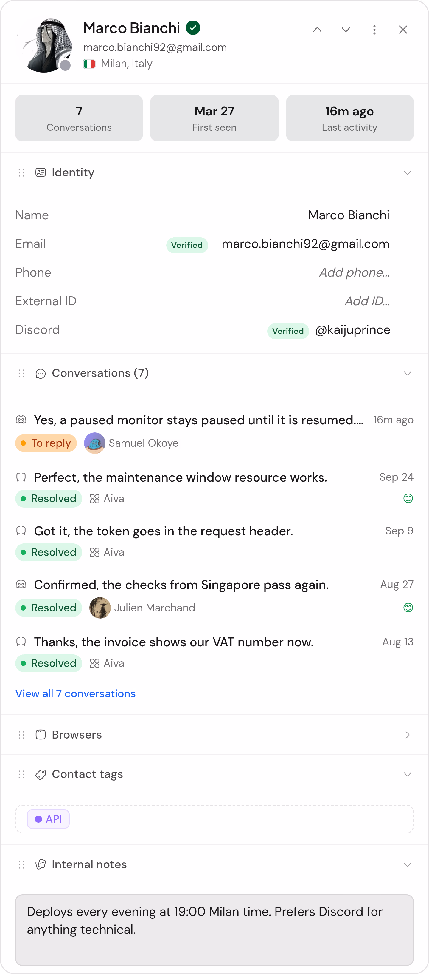 Il profilo di un cliente a Milano: un’email verificata dall’app dell’azienda e un account Discord verificato da Discord, cinque delle sue sette conversazioni su Webchat e Discord gestite da Aiva o da un membro del team, un tag del contatto e la nota interna del team.