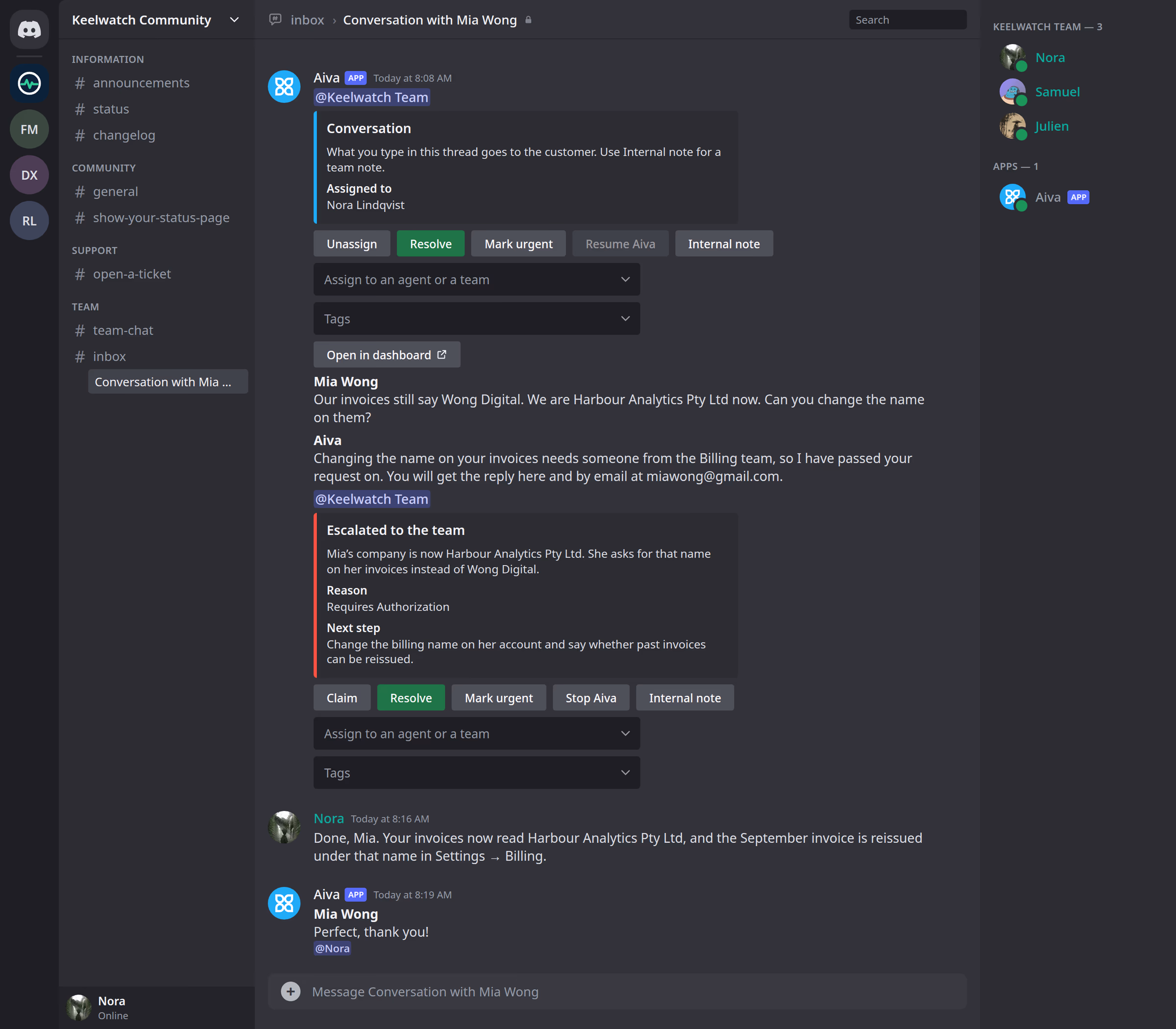 Un fil privé sur le serveur Discord de Keelwatch pour la conversation Webchat de Mia : la fiche qui indique Nora comme responsable avec ses boutons, Mia qui demande le nouveau nom de son entreprise sur ses factures, Aiva qui transmet la demande à l’équipe, l’escalade avec son résumé et l’étape suivante, la réponse de Nora écrite dans le fil, et les remerciements de Mia.