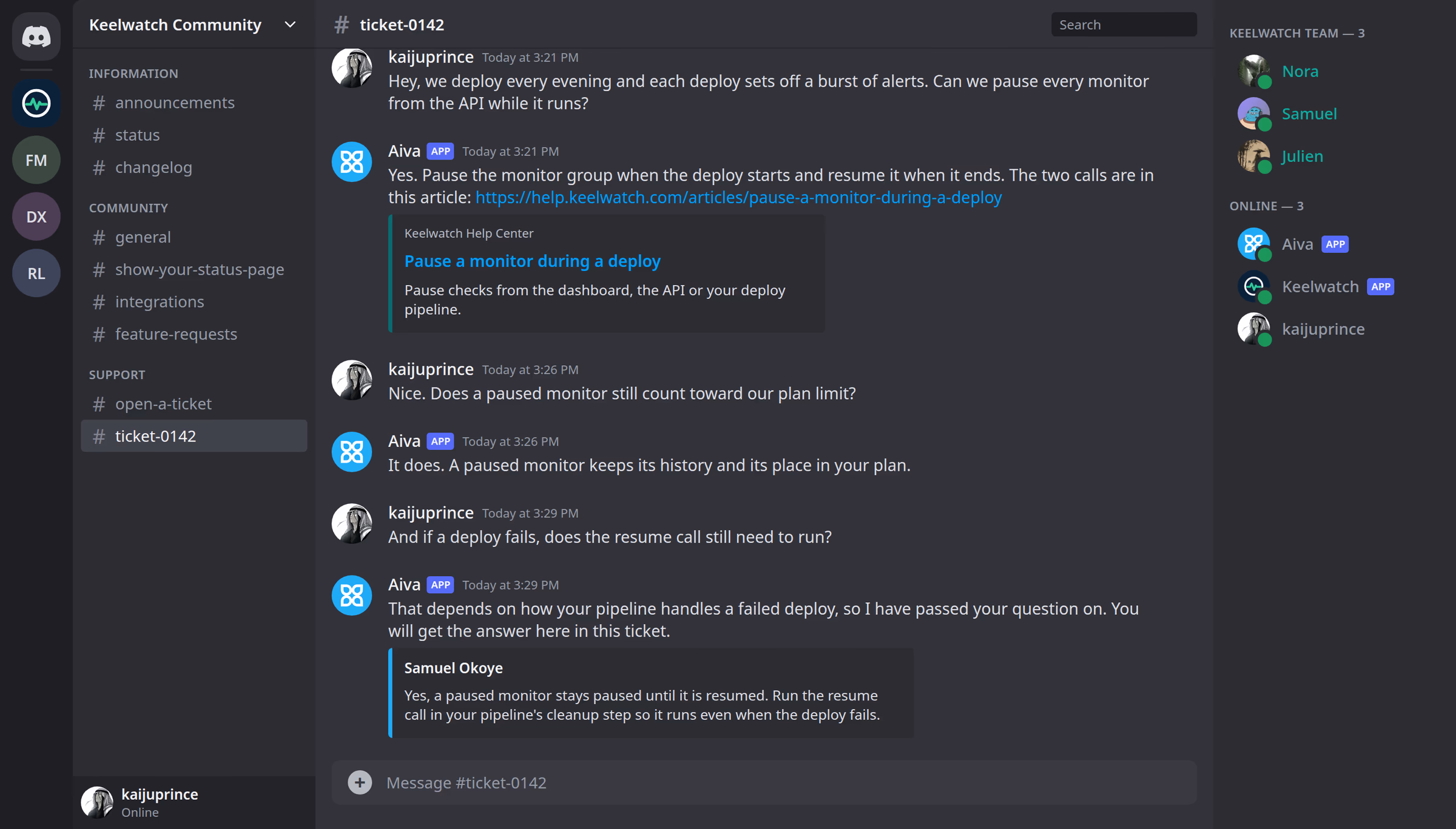 Le ticket de Marco sur le serveur Discord Keelwatch Community : Aiva répond à deux questions sur la mise en pause des moniteurs pendant un déploiement avec un article du centre d’aide, transmet sa troisième question, et la réponse de Samuel envoyée depuis Assistify arrive dans le ticket.