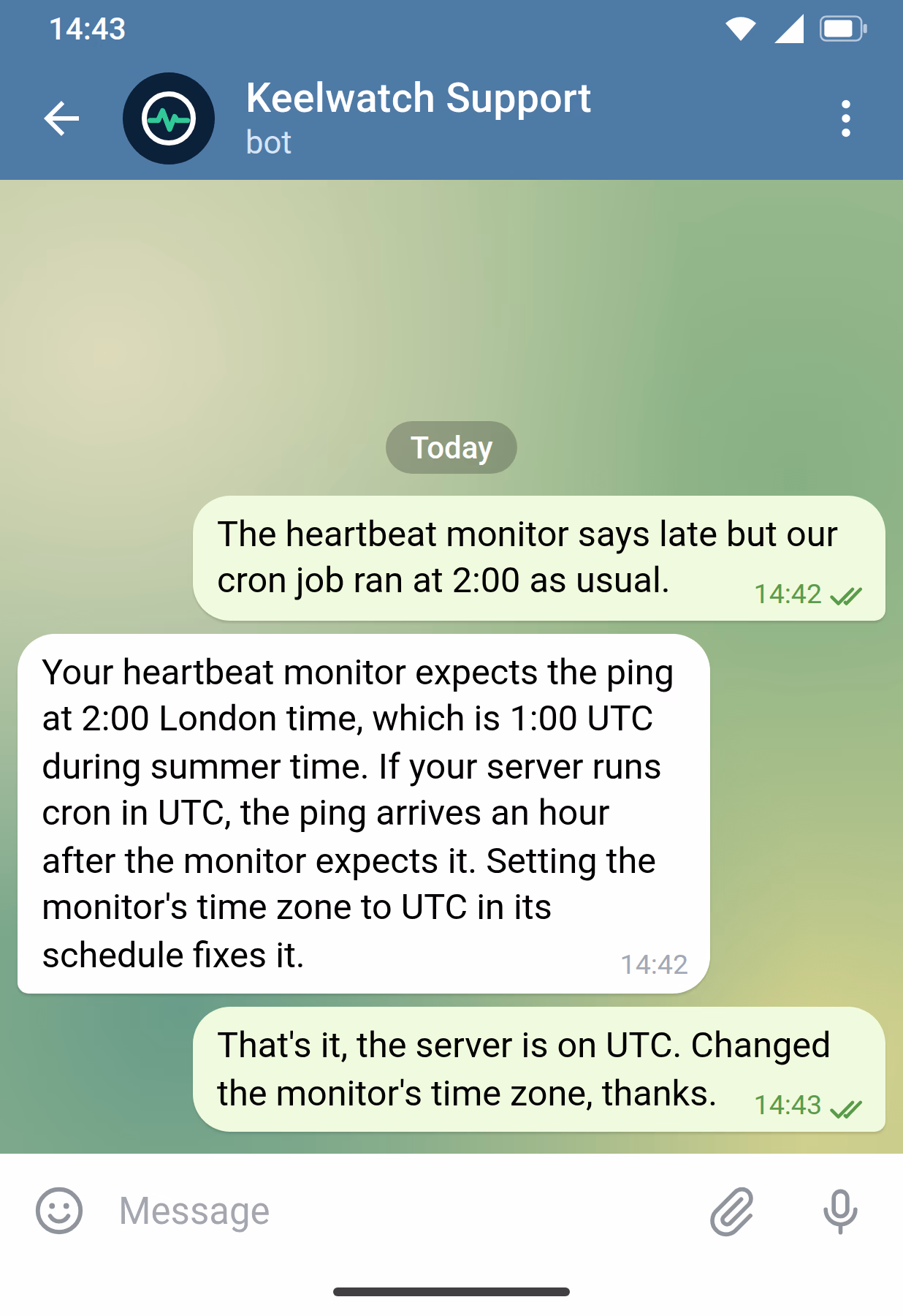 La discussion de Liam avec le bot Keelwatch Support dans Telegram : il écrit que son moniteur heartbeat signale un retard alors que sa tâche cron s’est exécutée à l’heure, le bot explique l’écart de fuseau horaire, et Liam confirme qu’il l’a corrigé.