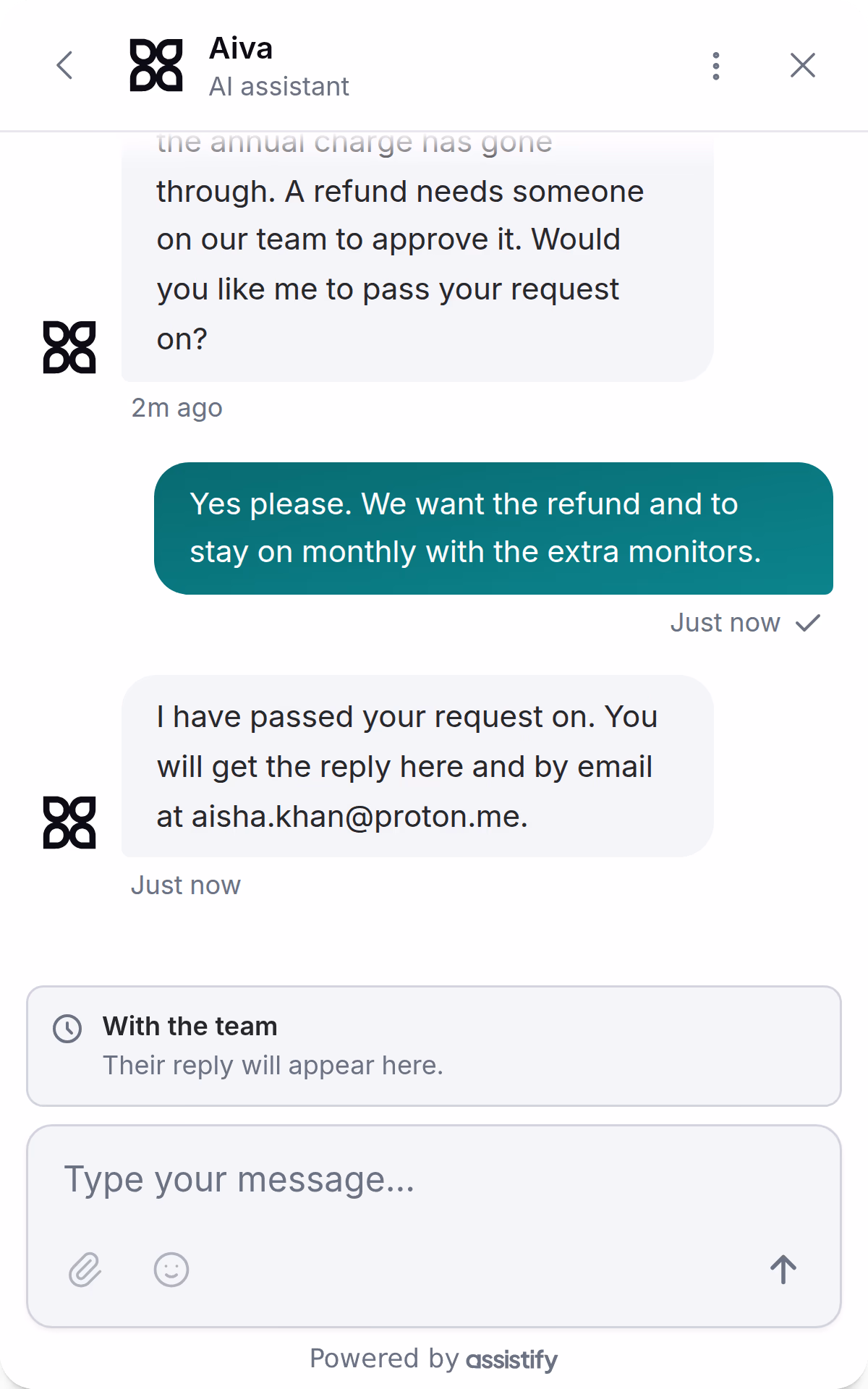 La conversación de Aisha en Webchat: le cobraron un año por error, Aiva explica que un reembolso necesita la aprobación del equipo y pasa su solicitud, y Webchat muestra que el equipo la tiene.