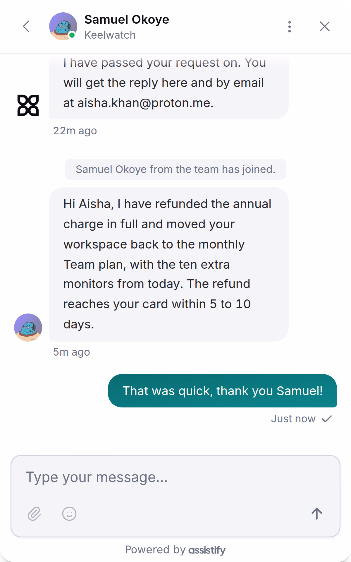 La misma conversación veinte minutos después: Samuel, del equipo, se une, reembolsa el cargo anual, devuelve el espacio de trabajo al plan mensual, y Aisha le da las gracias.