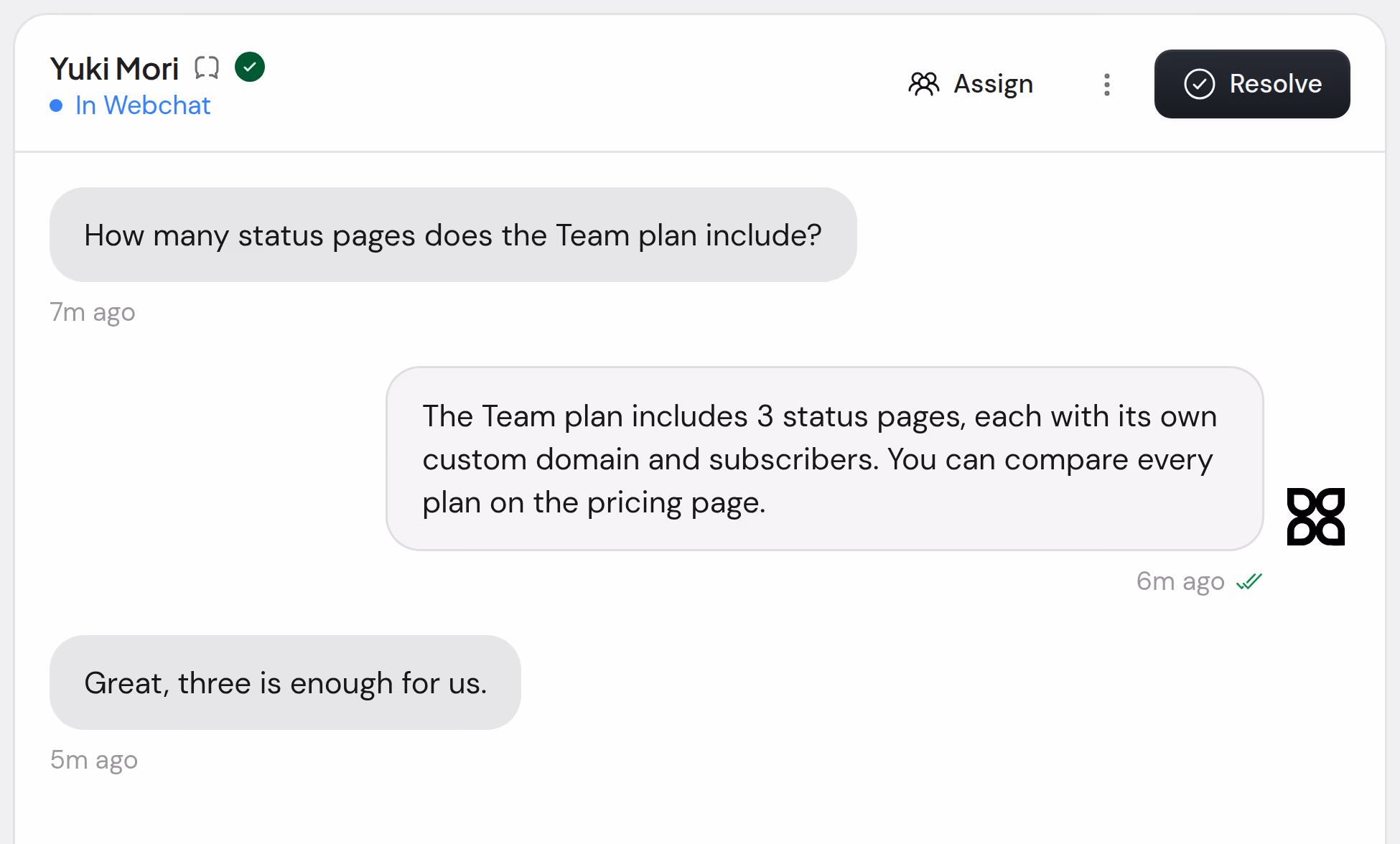 Une conversation Webchat traitée par Aiva sans l’équipe : le client demande combien de pages de statut comprend l’offre Team, et Aiva répond trois.