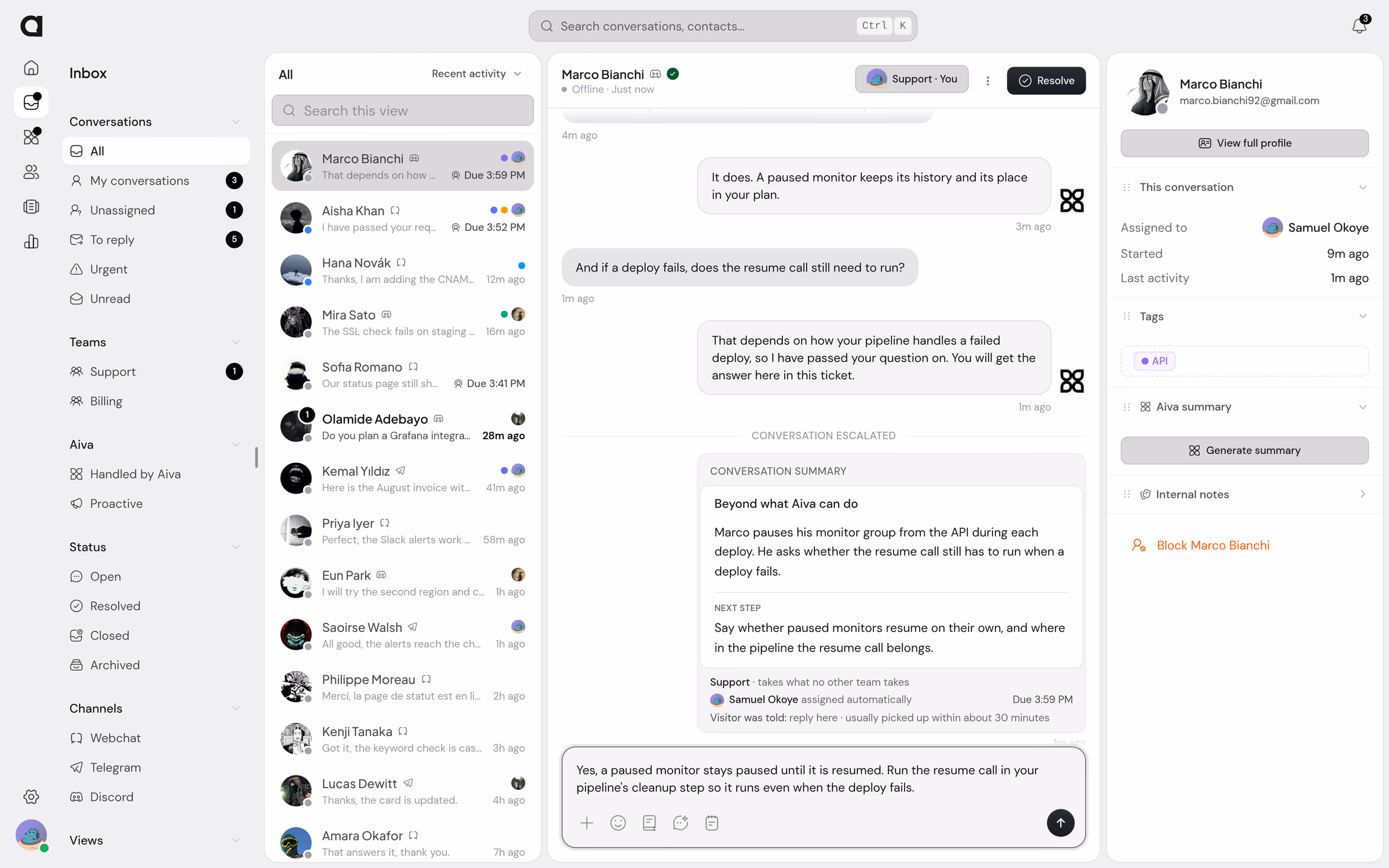 La boîte de réception d’une entreprise de surveillance : les vues et leurs compteurs, les conversations Webchat, Discord et Telegram dans une seule liste, et un ticket Discord auquel Aiva a répondu avant de le transférer, avec un membre de l’équipe qui rédige la réponse.