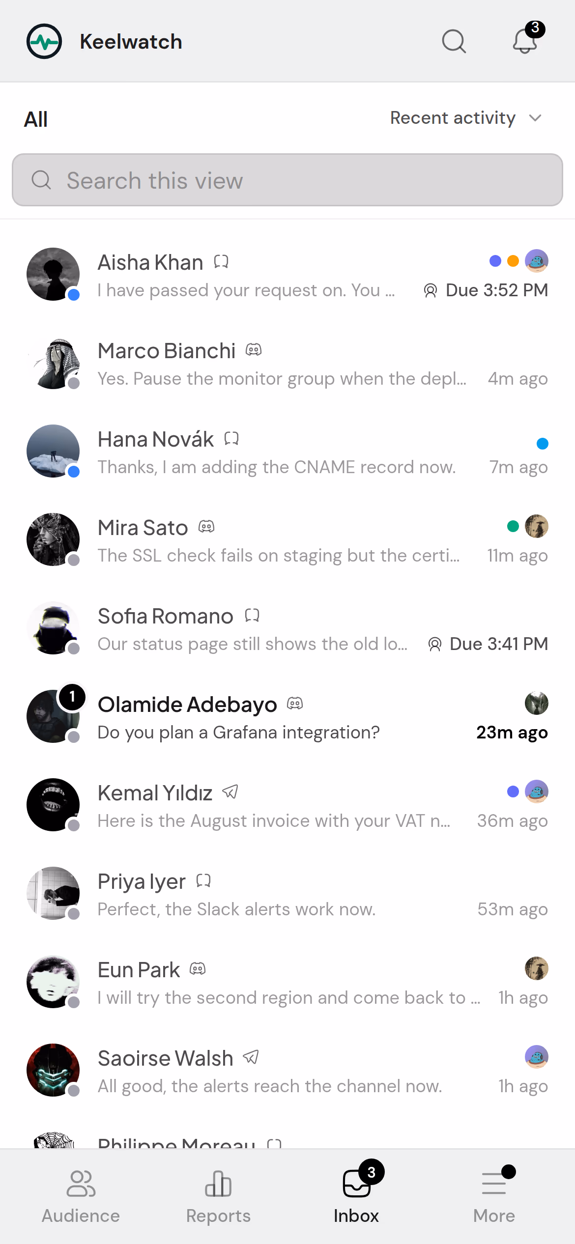 La boîte de réception sur un téléphone : des conversations Webchat, Discord et Telegram, avec l’heure de réponse attendue sur les transferts.