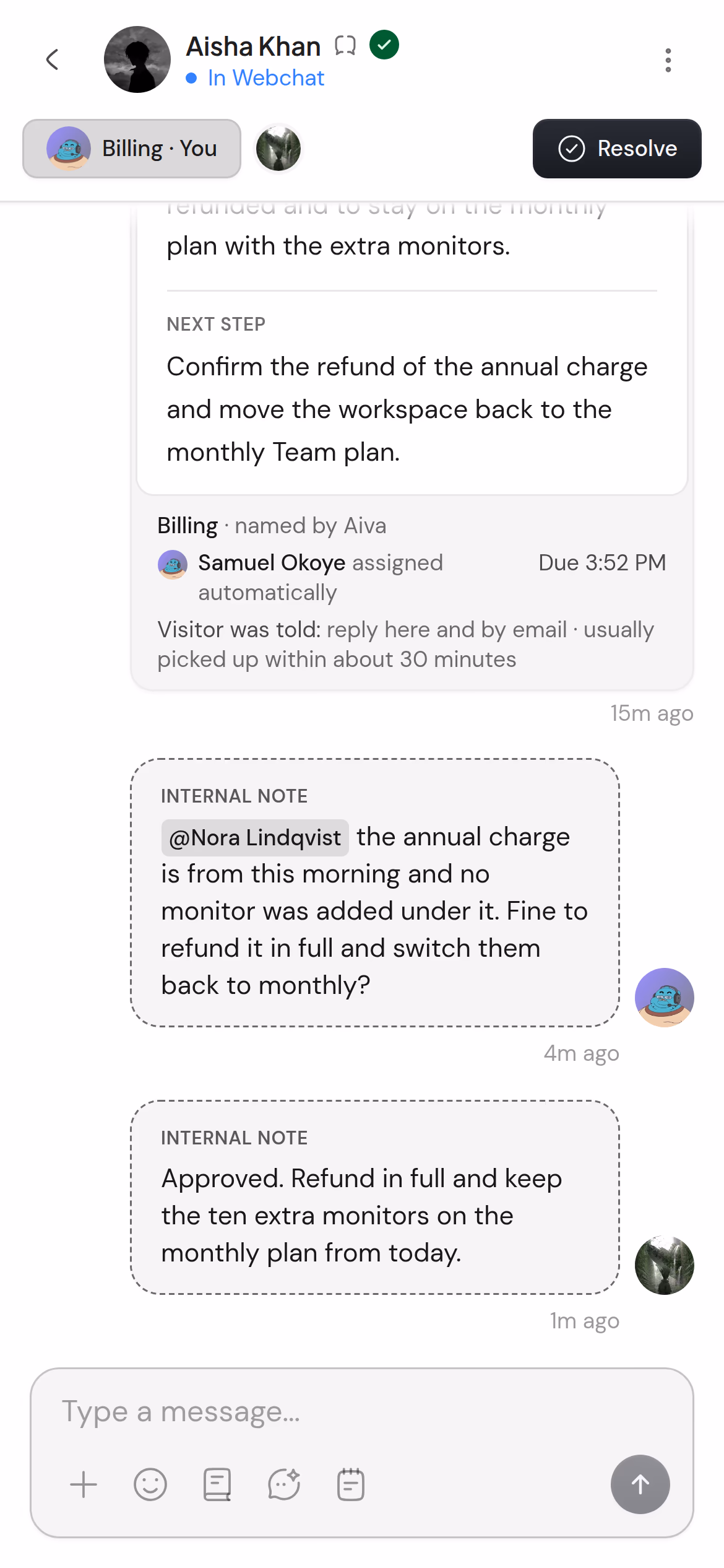 Une conversation sur un téléphone : le résumé du transfert par Aiva, suivi de deux notes internes entre Samuel et Nora.