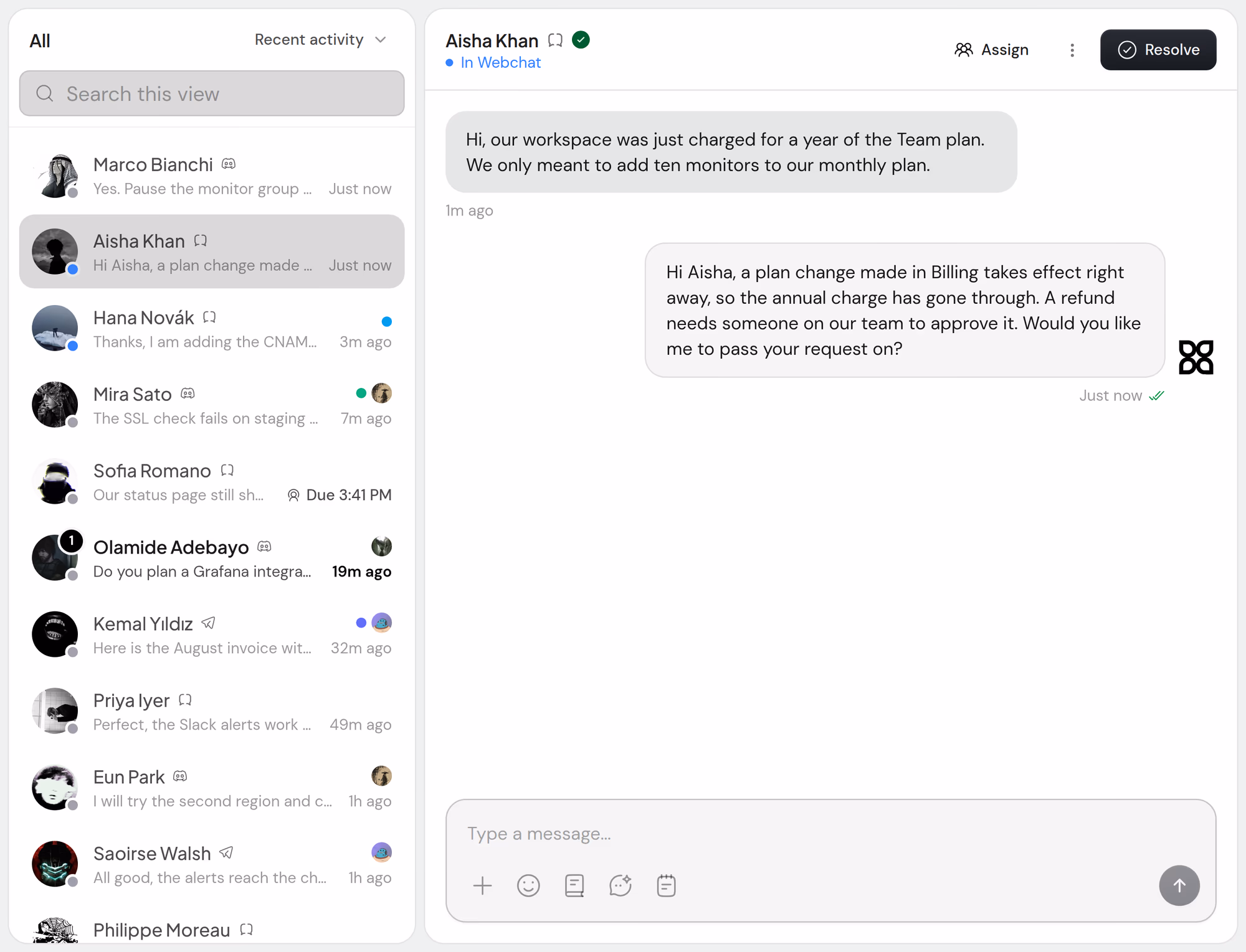 Le client écrit que l’espace de travail a été facturé par erreur pour un an de l’offre Team, et Aiva propose de transmettre la demande de remboursement à l’équipe.