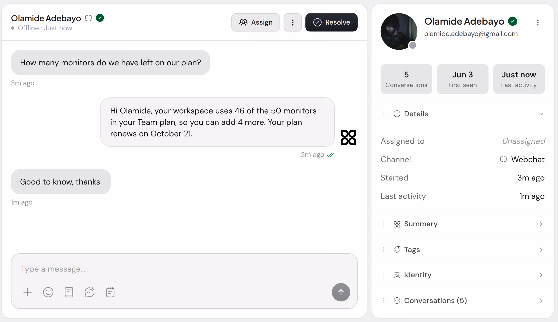 La bandeja de entrada de Keelwatch: Olamide pregunta cuántos monitores quedan en el plan, y Aiva responde que se usan 46 de 50 y da la fecha de renovación, a partir de la propia API de Keelwatch.
