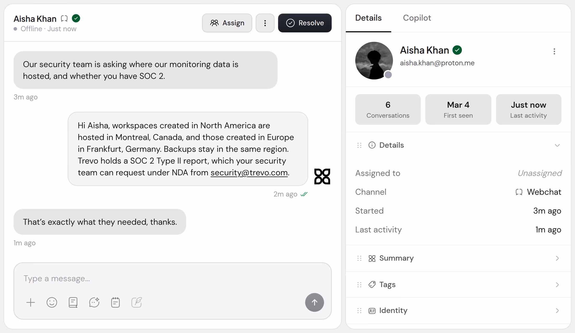 Der Posteingang von Trevo: Aisha fragt, wo Trevo seine Daten hostet und ob es SOC 2 hat, und Aiva antwortet aus den Sicherheitsantworten, die Trevo in Google Docs pflegt. Neben der Unterhaltung Aishas Details.