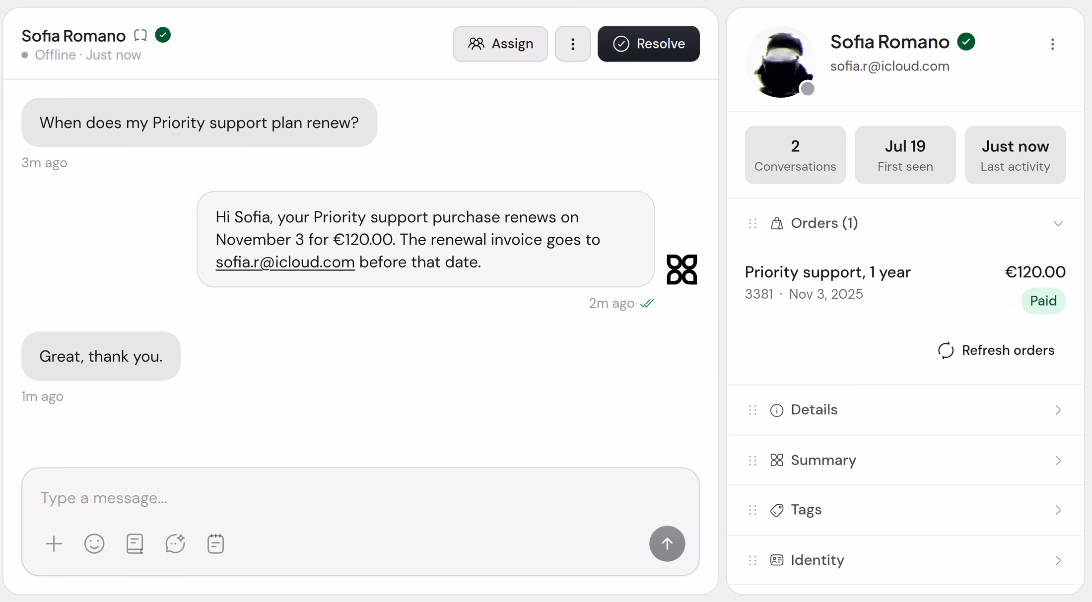 Der Posteingang von Keelwatch: Sofia fragt, wann sich ihr Tarif Priority support verlängert, und Aiva antwortet mit Verlängerungsdatum und Preis. Neben der Unterhaltung Sofias Invision-Community-Rechnung, bezahlt.