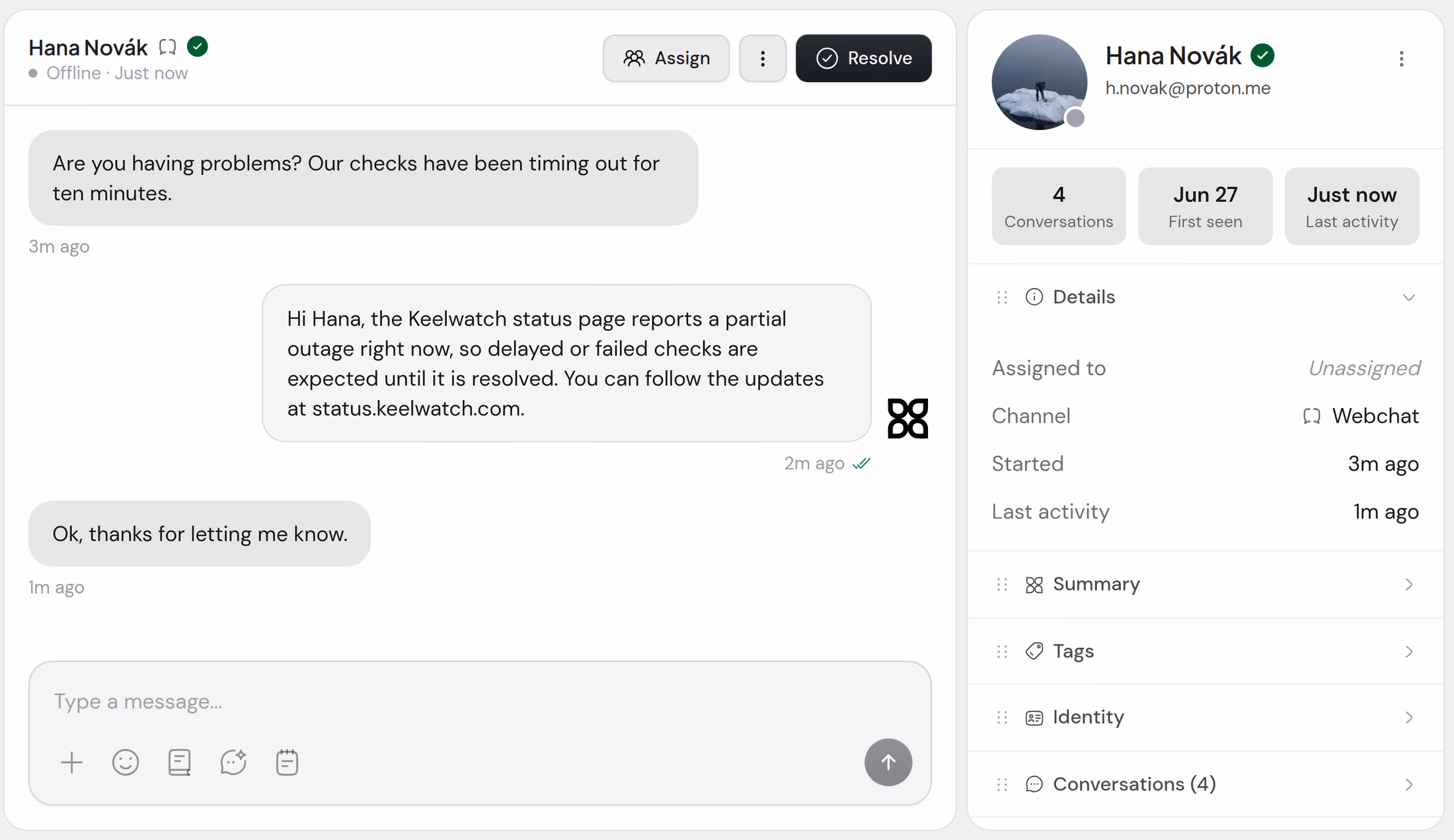 Входящие Keelwatch: Hana спрашивает, есть ли у Keelwatch проблемы, и Aiva отвечает, что страница статуса сообщает о частичном сбое, и даёт ссылку на страницу.